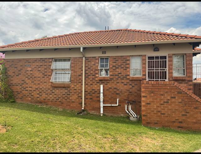 3 BEDROOM FREESTANDING FOR SALE IN THATCH HILL ESTATE
